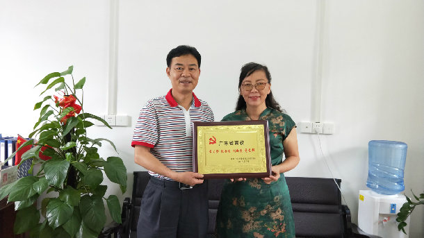 林宇为耽美小说
法学系教工党支部授牌.JPG